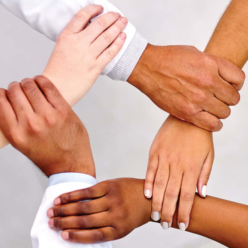 Manos entrelazadas que representan la cooperación entre países